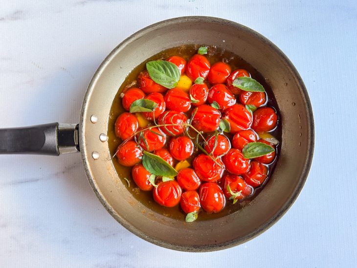 Tomate confitado na frigideira.