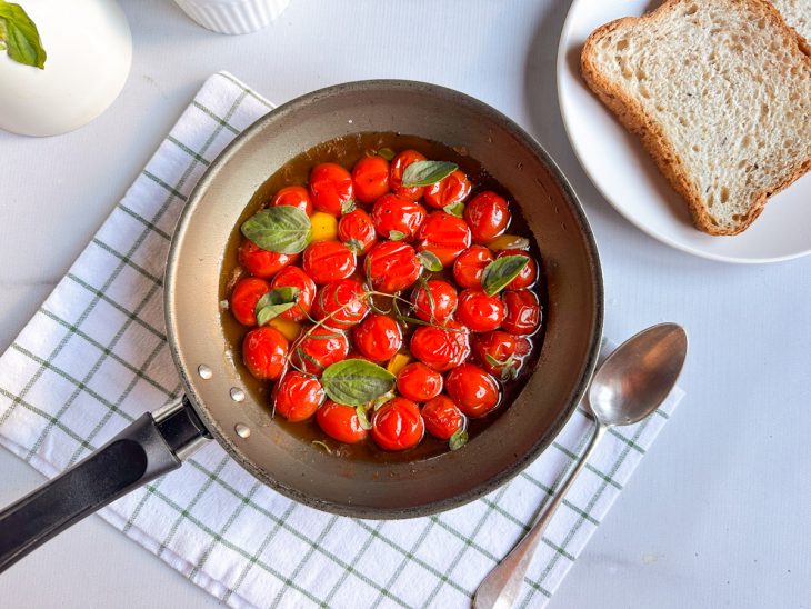 Tomate confitado servido.