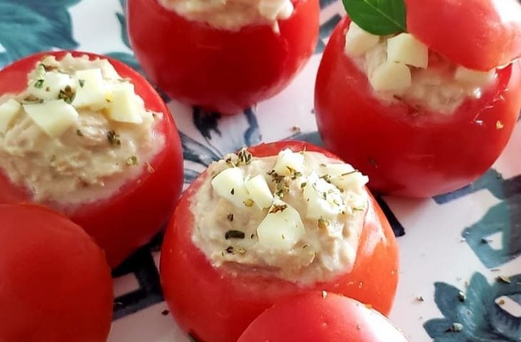 Tomate recheado com pasta de atum