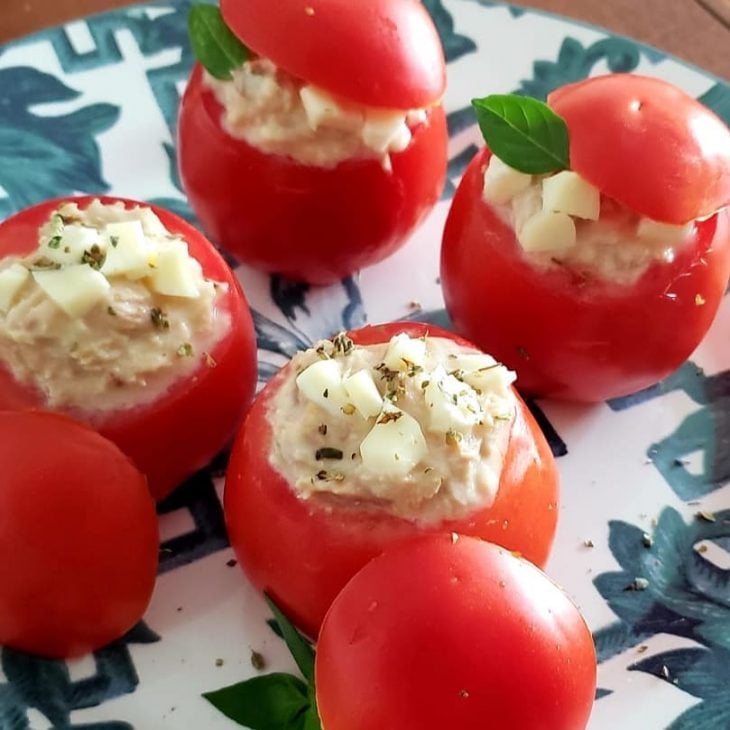 Tomate recheado com pasta de atum