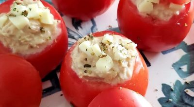 Tomate recheado com pasta de atum