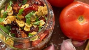 Tomate seco com alho laminado e manjericão
