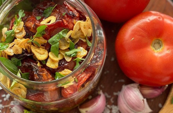 Tomate seco com alho laminado e manjericão
