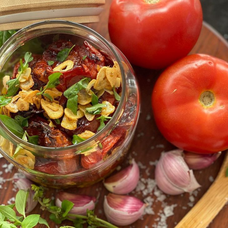 Tomate seco com alho laminado e manjericão