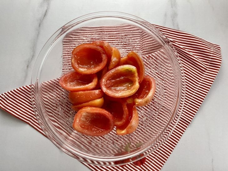 Um recipiente com tomates em processo de desidratação.
