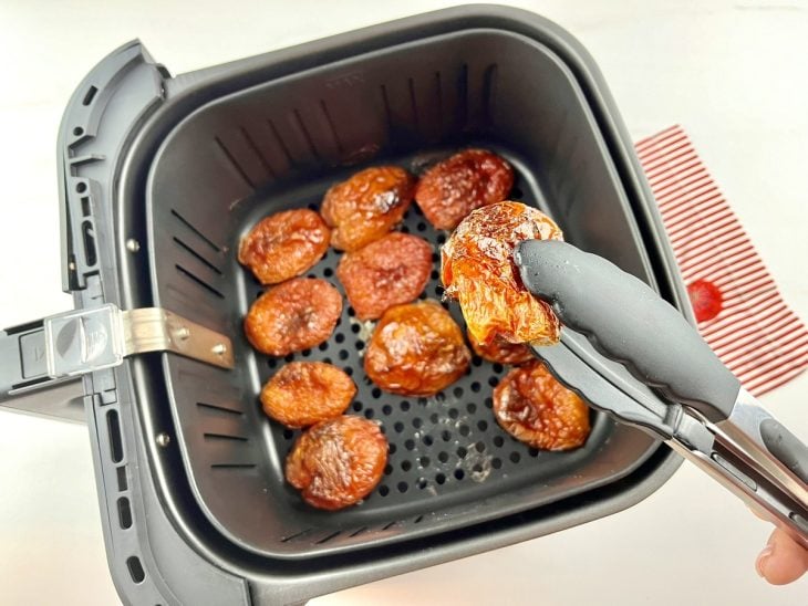 Airfryer com tomates após secagem.