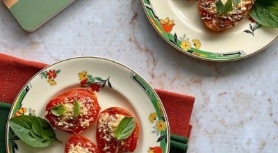 Tomates assados com parmesão e manjericão