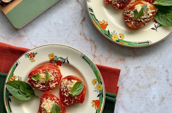 Tomates assados com parmesão e manjericão