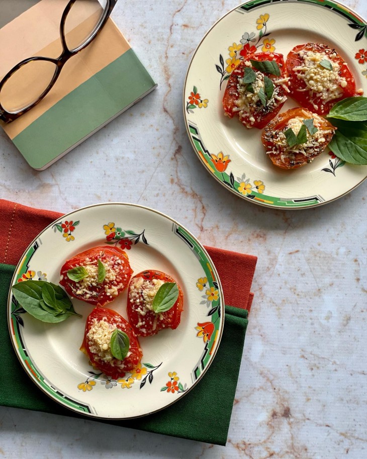 Tomates assados com parmesão e manjericão