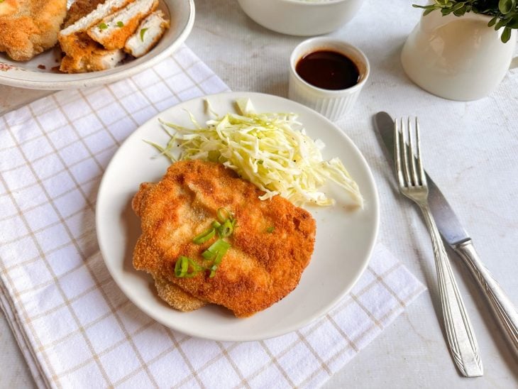 Tonkatsu servido no prato.