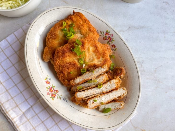 Tonkatsu cortado em fatias mostrando interior suculento.