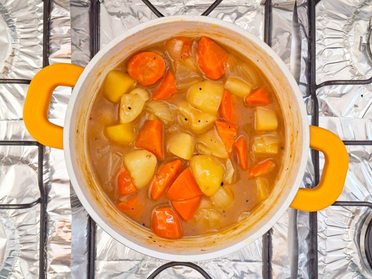 Molho de curry engrossando na panela.