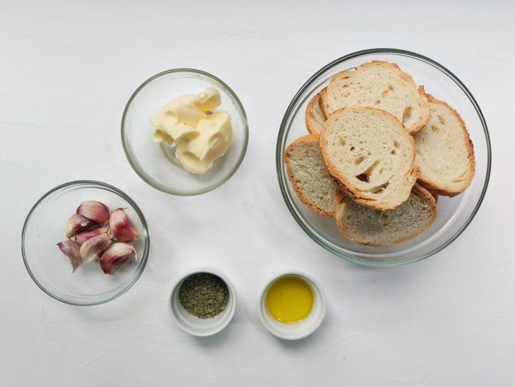 Ingredientes da torrada com alho reunidos.