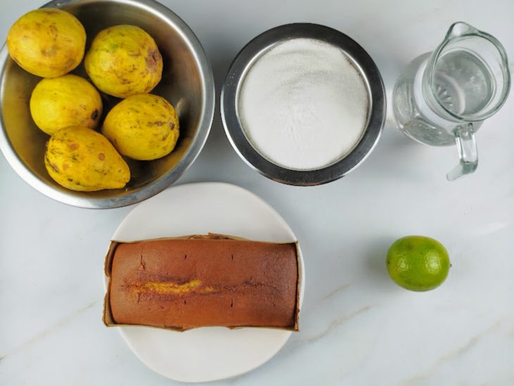Ingredientes reunidos em uma bancada.