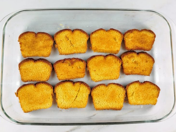 Fatias de bolo assadas em uma assadeira de vidro.