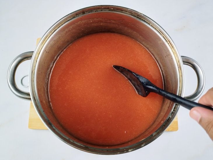 Açúcar e limão adicionados a panela com a mistura de goiaba.