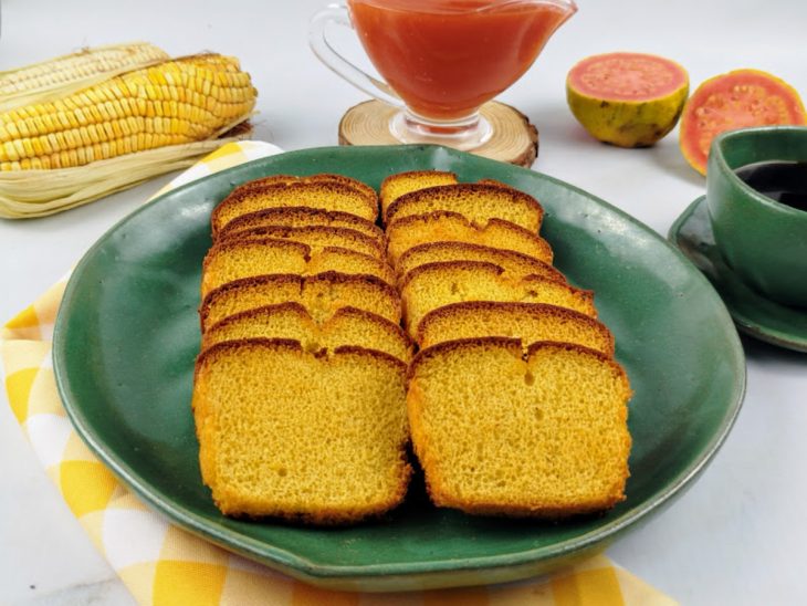 Torradinhas de bolo prontas para serem consumida com a geleia de goiabada.