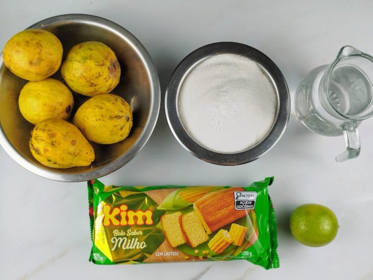 Ingredientes reunidos em uma bancada.