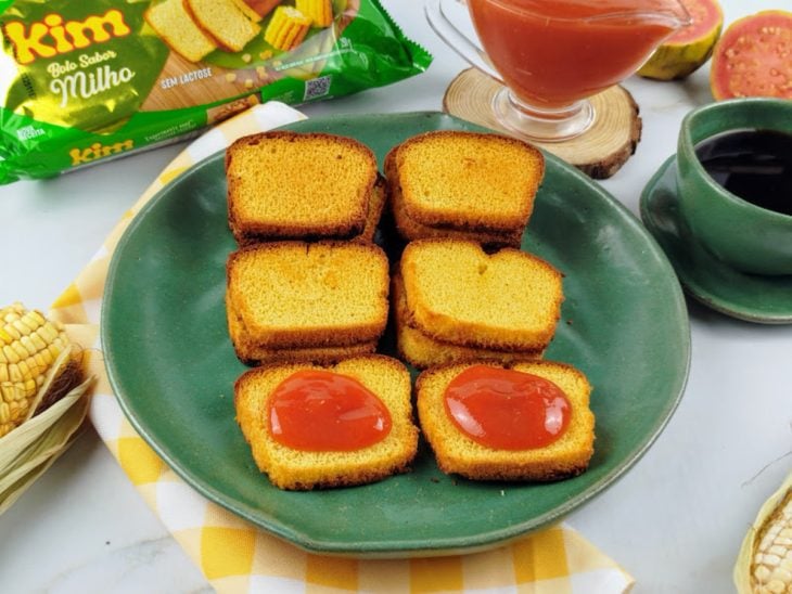 Torradinhas de bolo com geleia de goiaba prontas para consumo.
