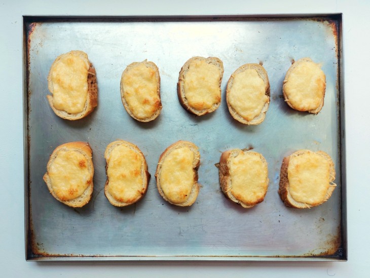 Torradinhas douradas e gratinadas em uma forma.