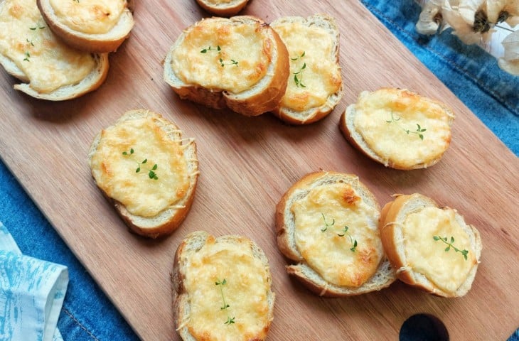 Torradinhas de maionese e queijo