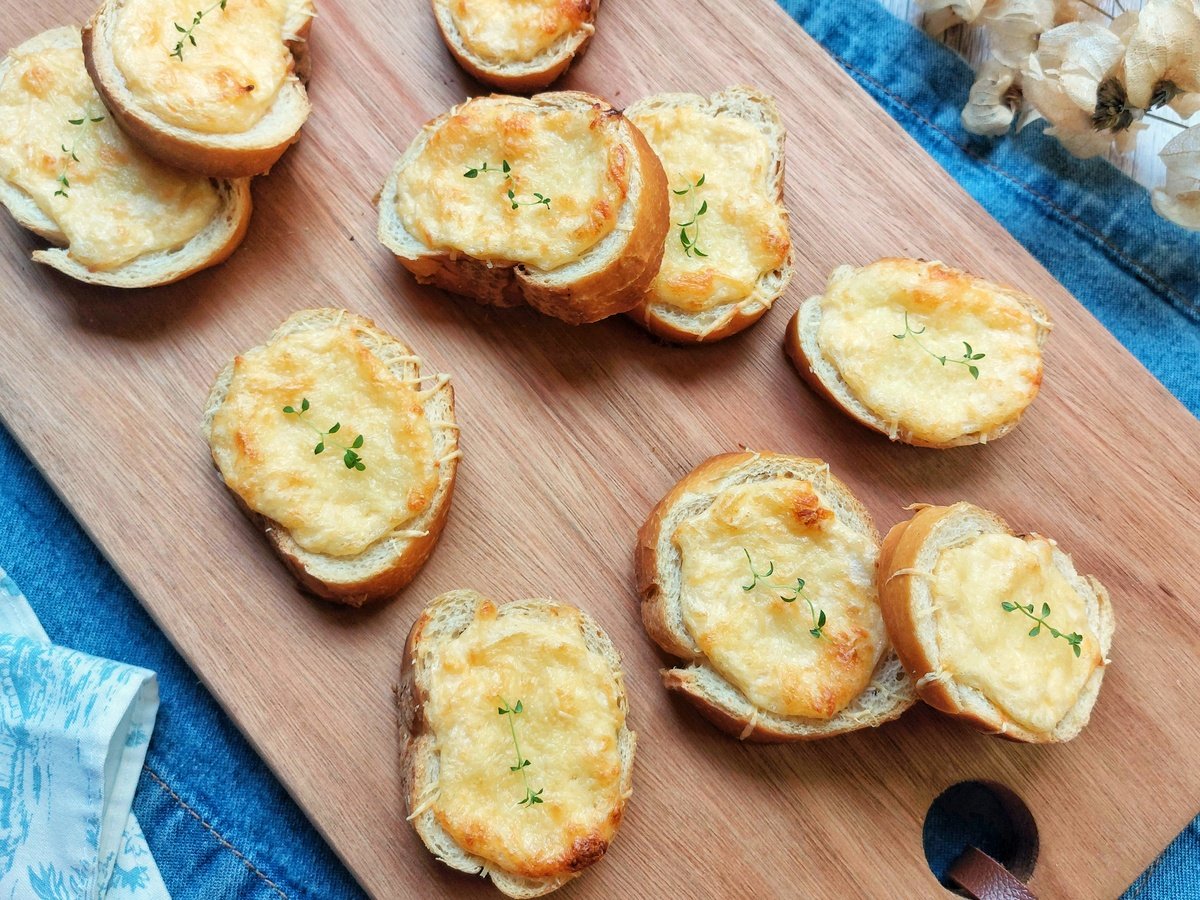 Torradinhas de maionese e queijo