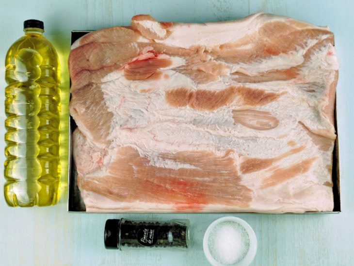 ingredientes para preparo de torresmo separados.