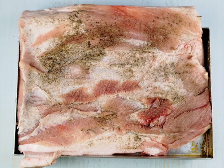 parte da carne temperada com sal e pimenta do reino.