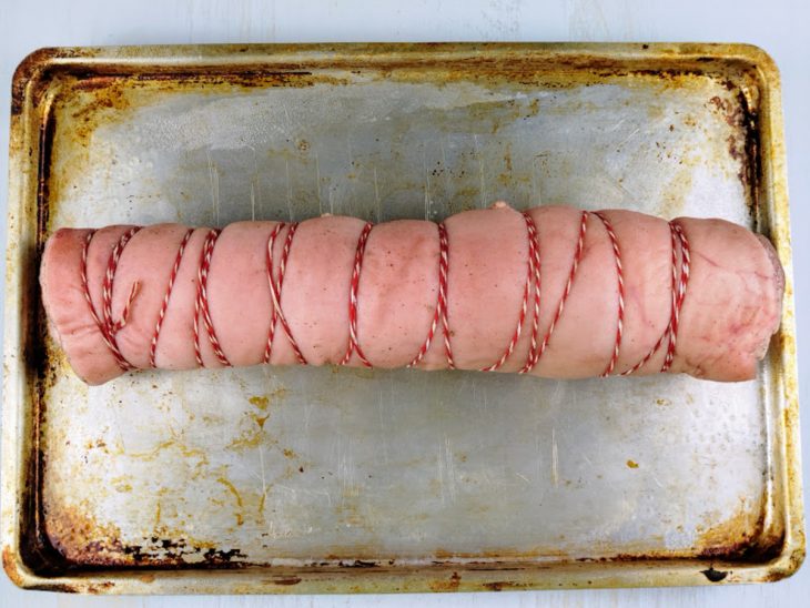 assarera para ir ao forno até que a carne cozinhe e o couro fique no ponto ideal para fritar.