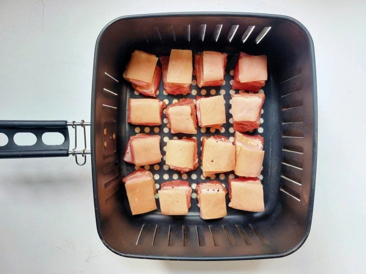 Uma cesta de airfreyr com cubos de barriga de porco.