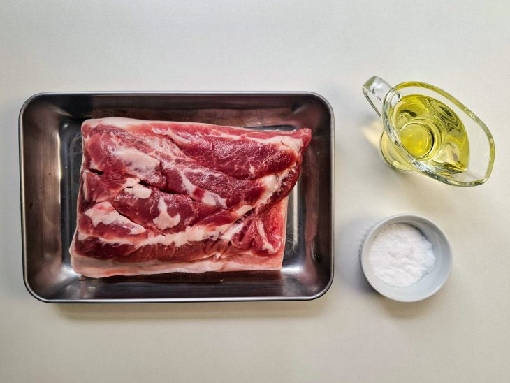 Ingredientes reunidos em uma bancada.