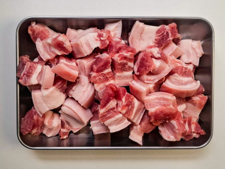 Carne suína cortada em cubos de tamanho médio.