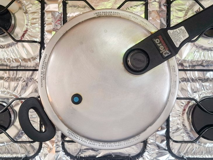 Carne cozinhando na panela de pressão.