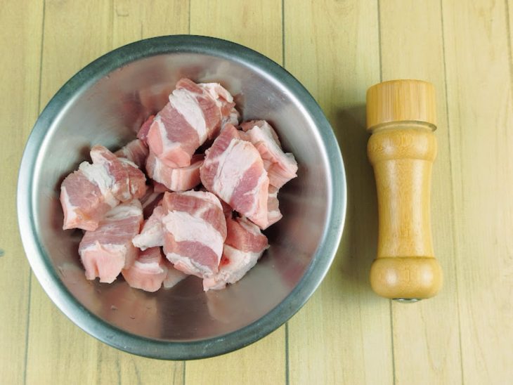 ingredientes para preparo de torresmo organizados.