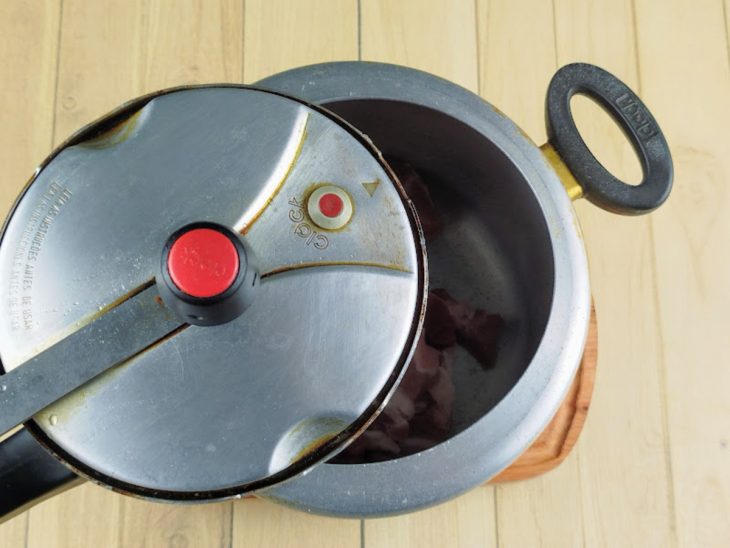 panela de pressão fechada para cozimento da carne de porco.