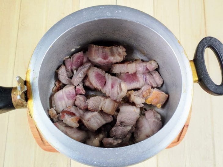 carne de porco começando a selar na pressão.