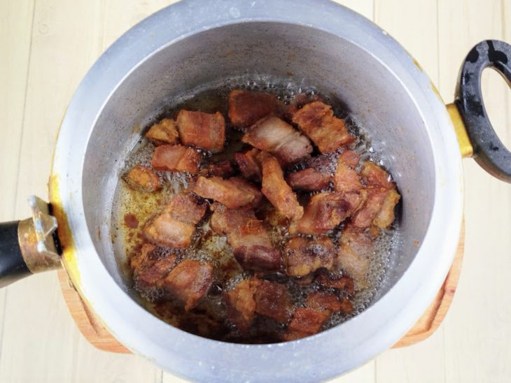 barriga de porco fritando em sua própria banha.