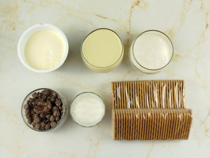 Ingredientes reunidos na bancada.