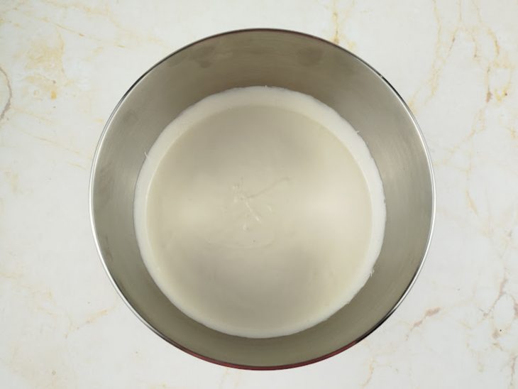 Na tigela, os ingredientes já batidos.