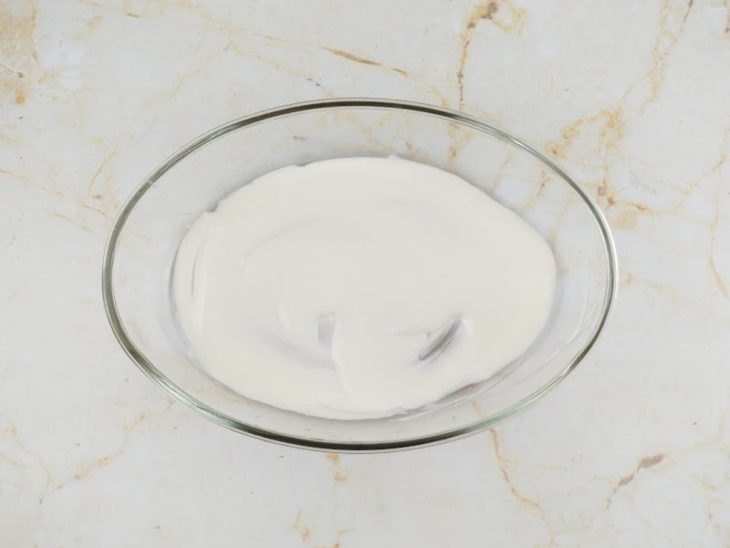 Camada fina de creme na travessa.