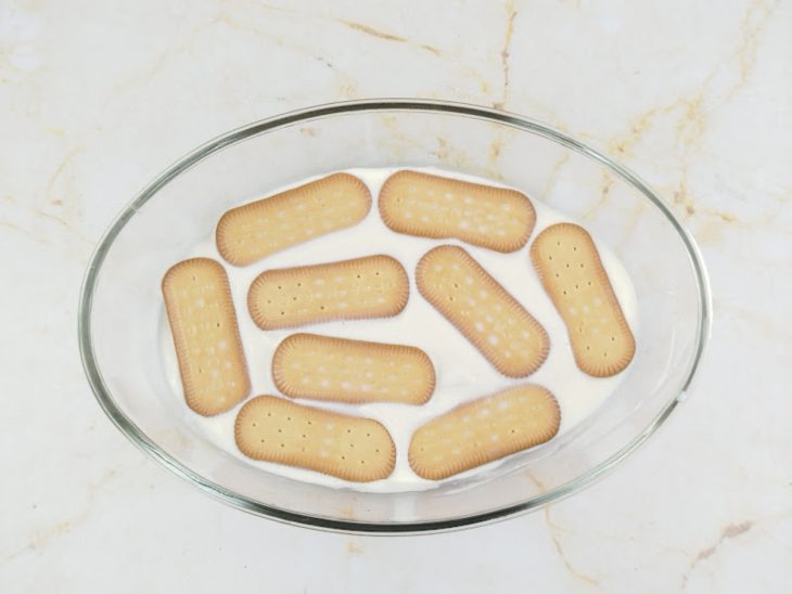 Biscoitos adicionados sobre a camada de creme.