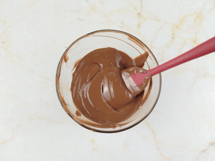 Chocolate derretido na tigela.