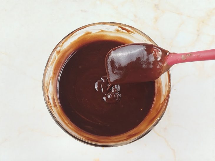 Ganache pronta, espátula mostrando o ponto.
