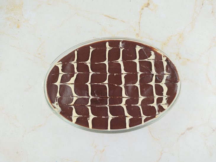 Ganache distribuída sobre a torta.