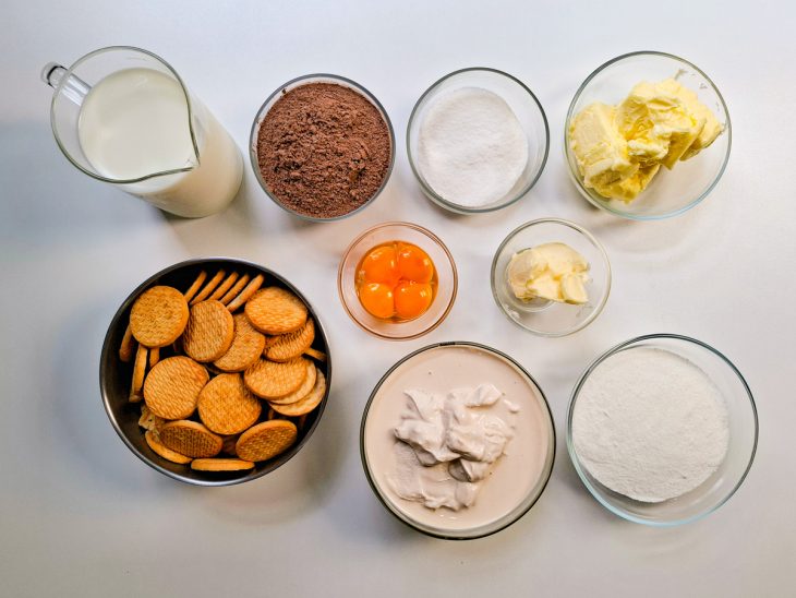 Ingredientes reunidos na bancada.