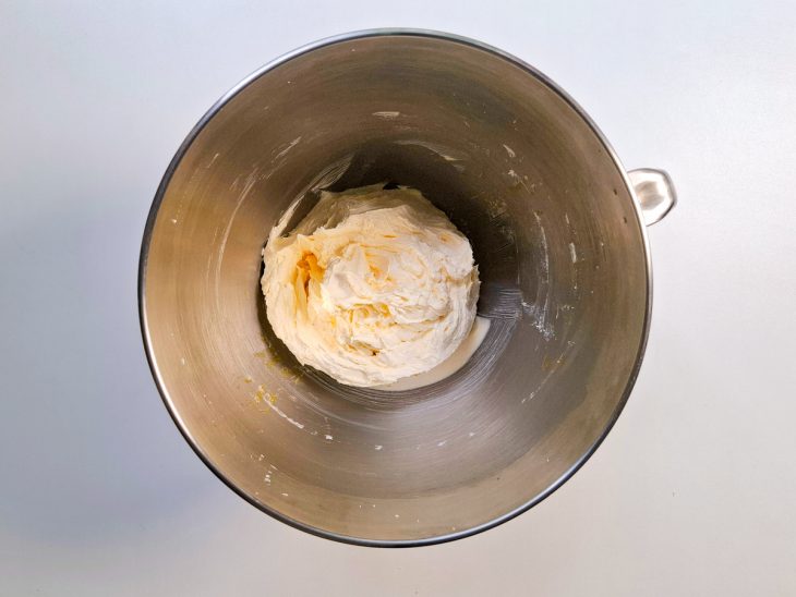 Na batedeira, a manteiga, as gemas e o açúcar.