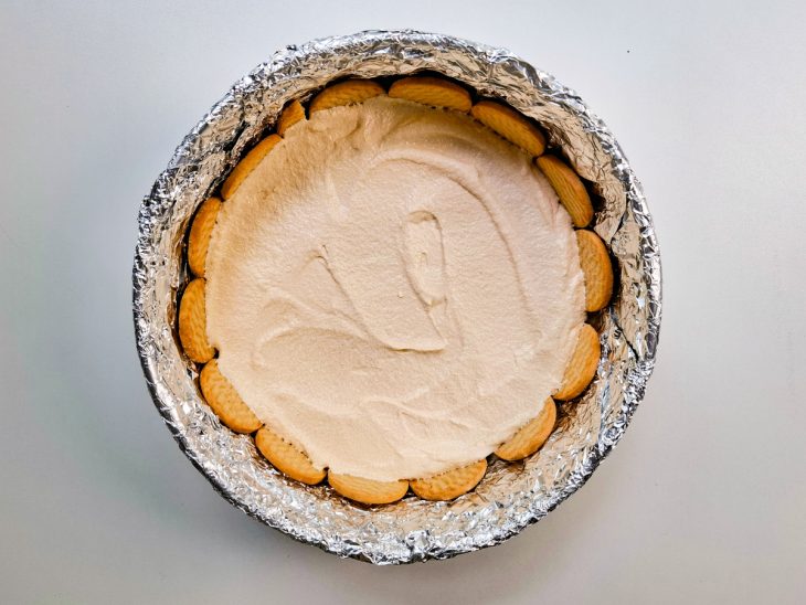 Camada do creme colocada na forma.