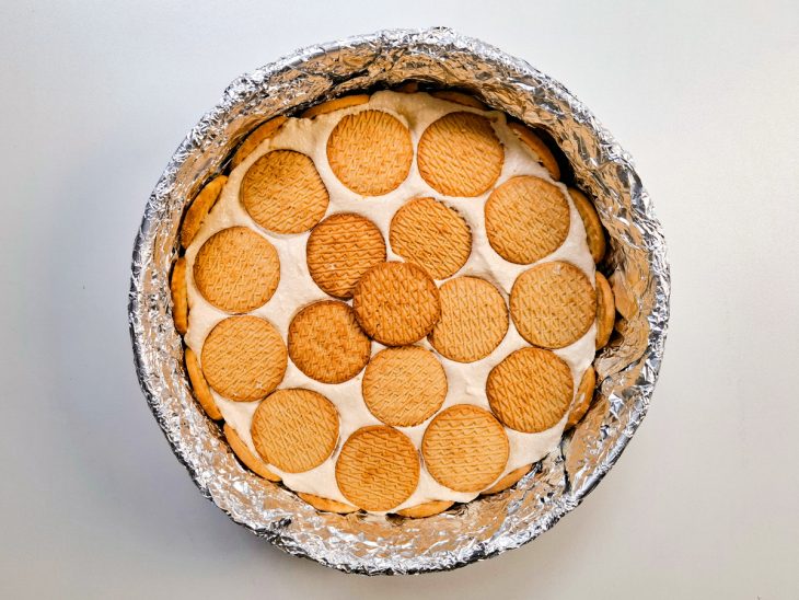 Outras camadas de creme e bolacha feitas.