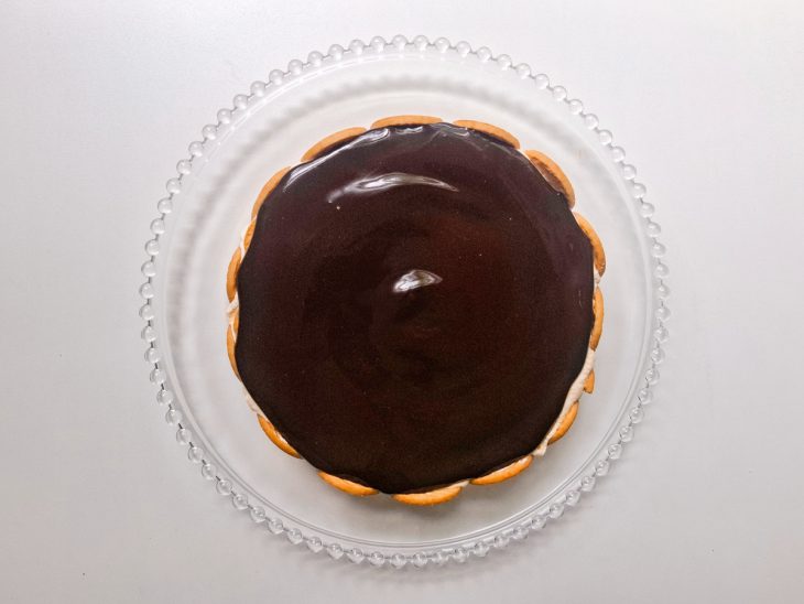 Torta coberta com a cobertura.