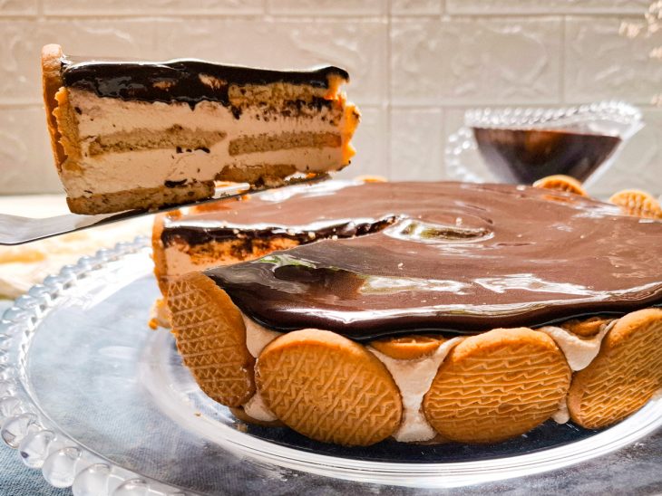 Pedaço da torta sendo servido.